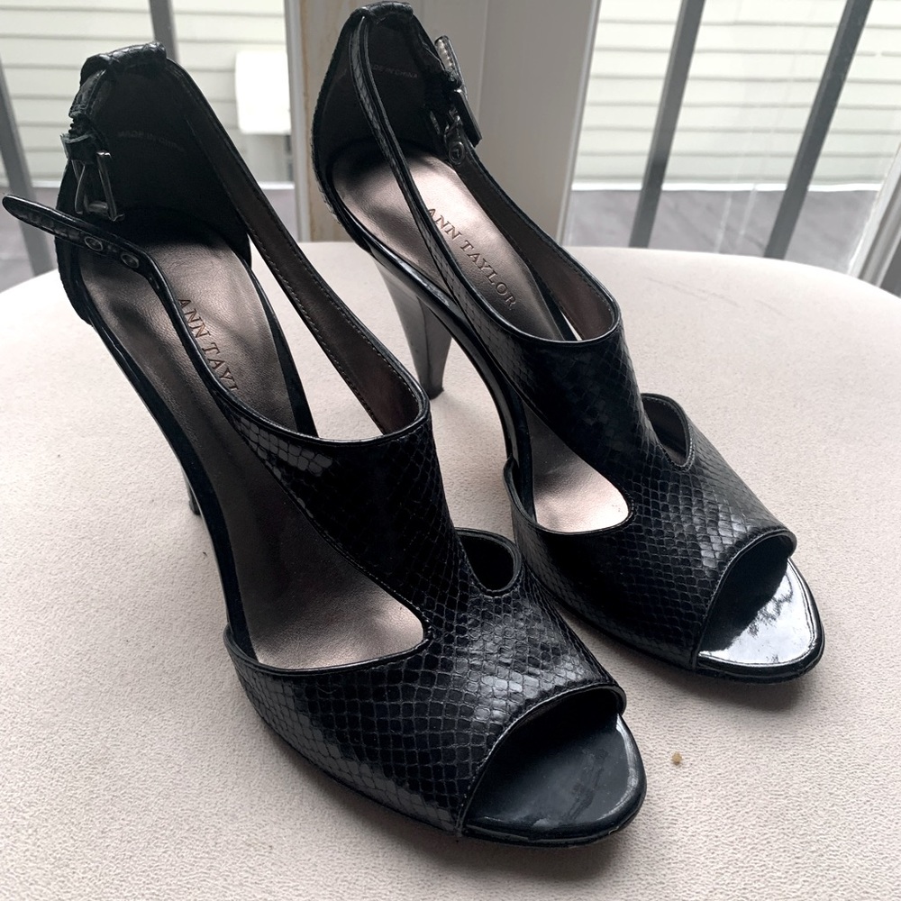 Black snake skin leather print sandals. Size 6.